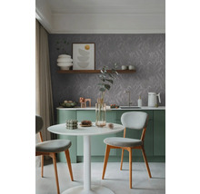 Moderne keukenscène met eettafel, stoelen, kitchenette en bloemetjesbehang