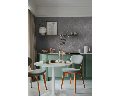 Moderne keukenscène met eettafel, stoelen, kitchenette en bloemetjesbehang