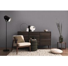 Woonkamer met fauteuil, vloerlamp en dressoir voor een gezellige sfeer