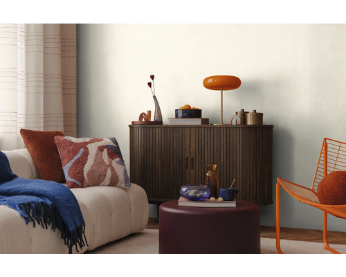 Woonkamerinterieur met bank, kast, lamp en decoratie