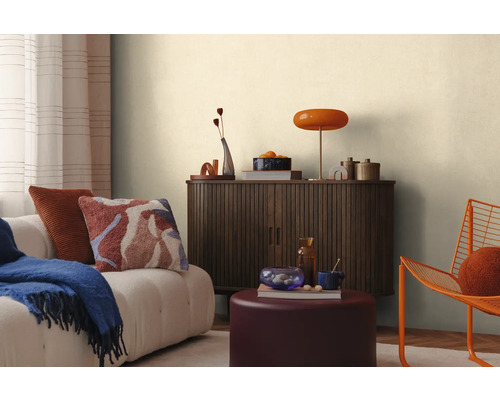 Woonkamer met bank, kast, lamp en decoraties voor een gezellige sfeer