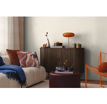 Woonkamer met bank, dressoir, lamp en decoratie voor een gezellige sfeer