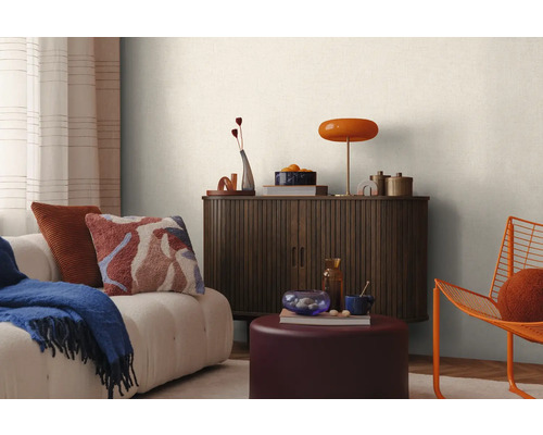 Woonkamer met bank, dressoir, lamp en decoratie voor een gezellige sfeer