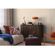 Woonkamer met bank, kast en decoraties