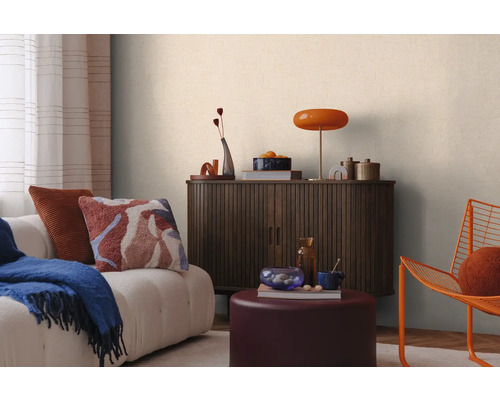 Woonkamer met bank, kast en decoraties