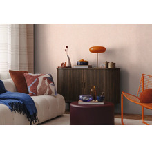 Woonkamer met bank, dressoir, lamp en decoratie