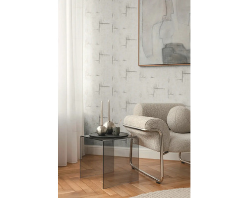 Woonkamer met fauteuil, bijzettafel en behang met patroon