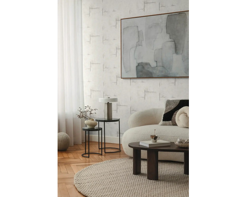 Woonkamer met bank, salontafel, bijzettafels, lamp en abstract schilderij