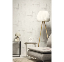 Interieur met patroonbehang, vloerlamp en bijzettafels