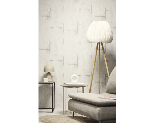 Interieur met patroonbehang, vloerlamp en bijzettafels