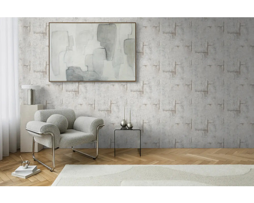 Woonkamer met patroonbehang, fauteuil en kunstwerk