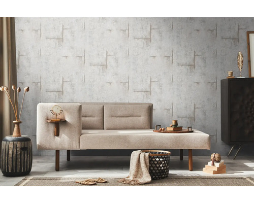 Woonkamer met moderne bank, abstract behang en decoratieve elementen voor een stijlvolle sfeer.