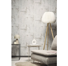 Interieur met patroonbehang, lamp en meubels