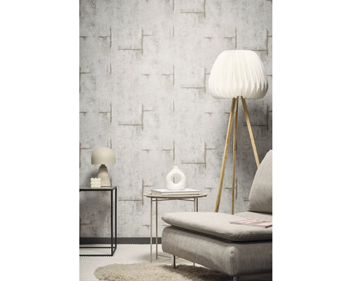 Interieur met patroonbehang, lamp en meubels