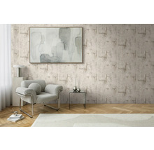 Woonkamer met patroonbehang, fauteuil en kunstwerk