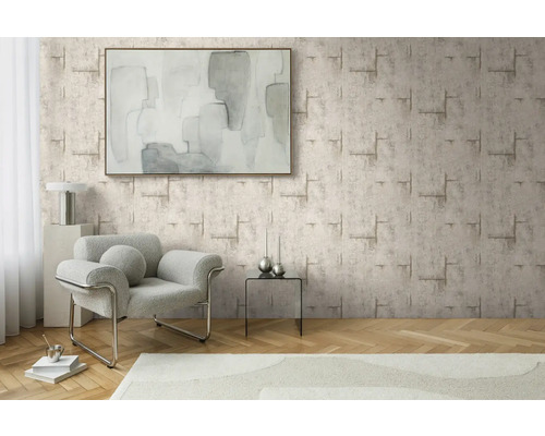 Woonkamer met patroonbehang, fauteuil en kunstwerk