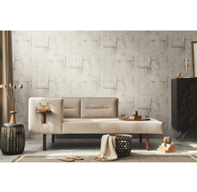 Woonkamer met beige sofa en behang met patroon