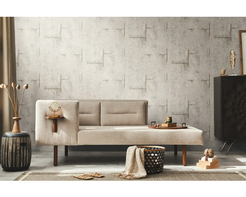 Woonkamer met beige sofa en behang met patroon