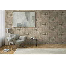 Woonkamer met patroonbehang, fauteuil en kunstwerk