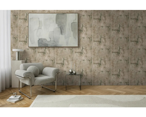 Woonkamer met patroonbehang, fauteuil en kunstwerk