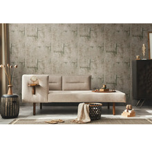 Woonkamer met beige slaapbank, behang met motief en decoratieve elementen voor een gezellige sfeer.