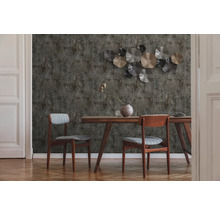 Eetkamer met eettafel, stoelen en gestructureerd behang