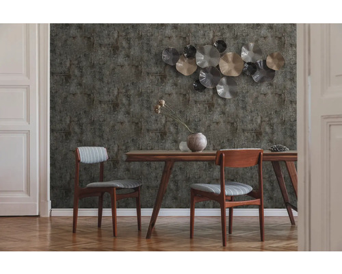 Eetkamer met eettafel, stoelen en gestructureerd behang