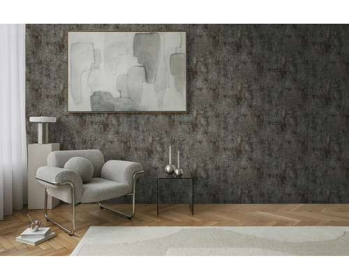 Woonkamer met fauteuil, tafel en decoratie tegen een gestructureerde wand