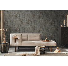 Decoratieve wand met patroonbehang, gecombineerd met een stijlvolle bank en bijpassende woonaccessoires