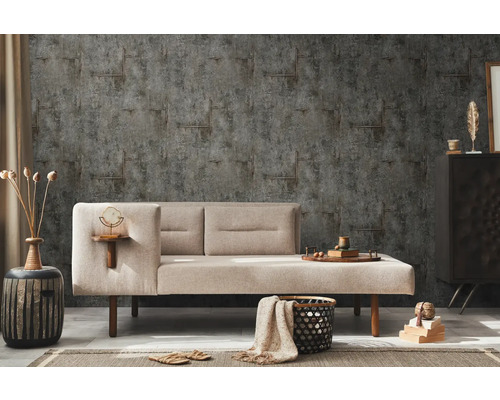 Decoratieve wand met patroonbehang, gecombineerd met een stijlvolle bank en bijpassende woonaccessoires