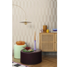 Interieur met meubels en decoratieve artikelen, waaronder een staande lamp, een kast, krukken en een behang met geometrisch patroon