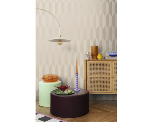 Interieur met meubels en decoratieve artikelen, waaronder een staande lamp, een kast, krukken en een behang met geometrisch patroon
