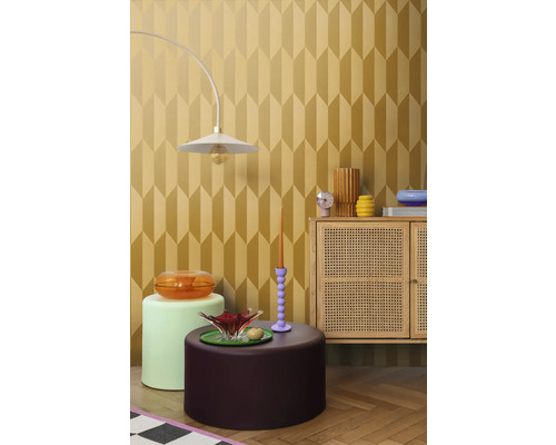 Inrichtingsvoorbeeld met een lamp, diverse tafels en een kast voor een behang met geometrisch patroon.