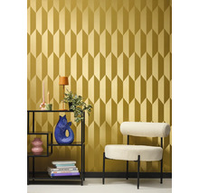 Interieur met geometrisch behang, rek en fauteuil