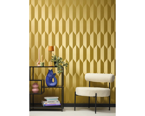 Interieur met geometrisch behang, rek en fauteuil