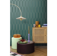 Interieur met decoratieve wand, lamp, dressoir en decoratieve elementen voor een stijlvolle ambiance.