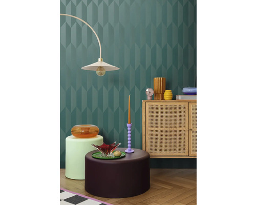 Interieur met decoratieve wand, lamp, dressoir en decoratieve elementen voor een stijlvolle ambiance.