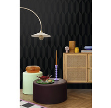 Inrichting in een kamer met behang met geometrisch patroon, vloerlamp en houten kast