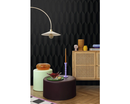 Inrichting in een kamer met behang met geometrisch patroon, vloerlamp en houten kast