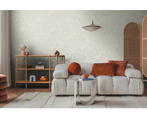 Lichte woonkamer met patroonbehang, bank, tapijt en houten rek