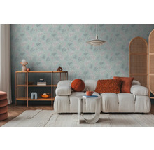 Woonkamer met behang met bloemmotief, bank en bijzettafel