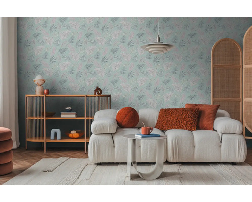 Woonkamer met behang met bloemmotief, bank en bijzettafel