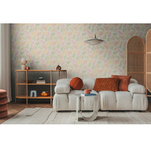 Woonkamer met bank, plank en bladerbehang