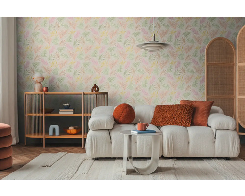 Woonkamer met bank, plank en bladerbehang