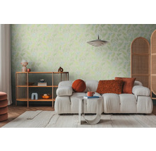 Woonkamer met bank, bijzettafel, rek en behang met patroon