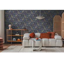 Woonkamer met patroonbehang, bank, plank en vloerkleed