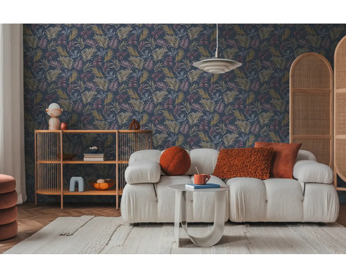 Woonkamer met patroonbehang, bank, plank en vloerkleed