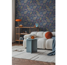 Woonkamer met patroonbehang, bank en bijzettafel