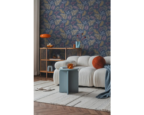 Woonkamer met patroonbehang, bank en bijzettafel