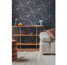 Woonkamer met patroonbehang, rek en bank